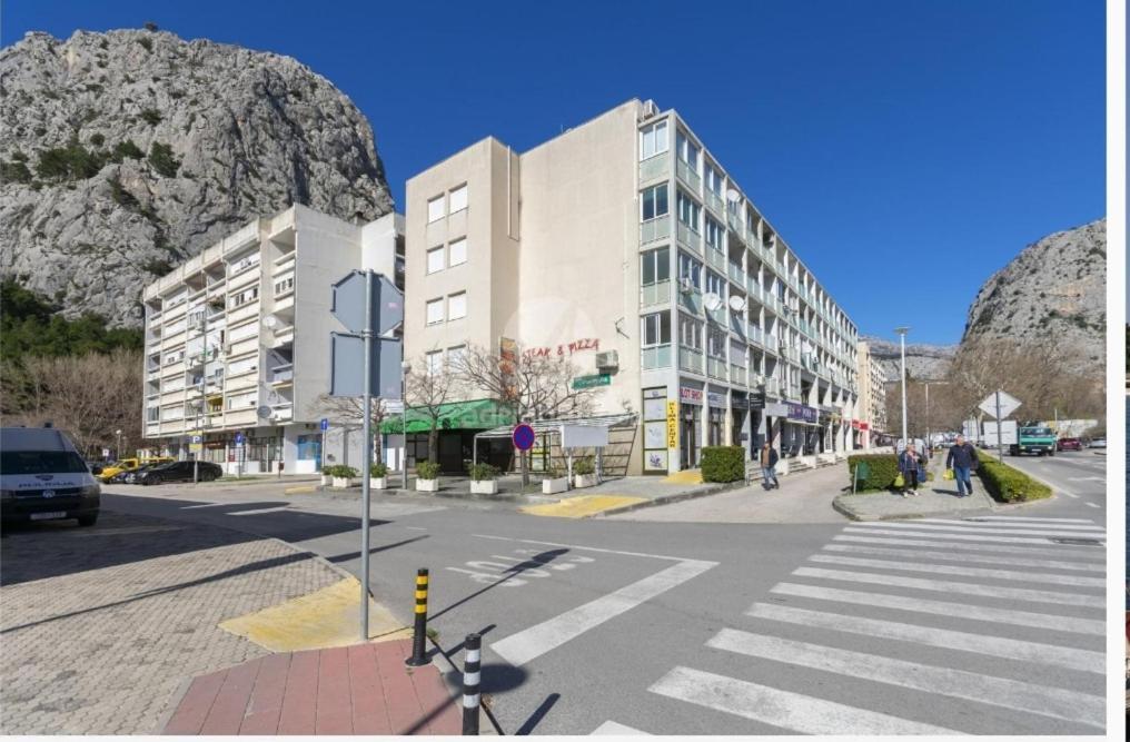 Center Apartment Pia أوميس الغرفة الصورة